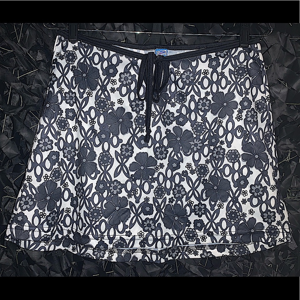 ⭐️SALE⭐️1995 NWOT Merry Go Round Geo Flora Skirt with era trendy Belly tie